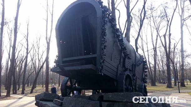 В Киеве вандалы повредили памятник в Бабьем яру