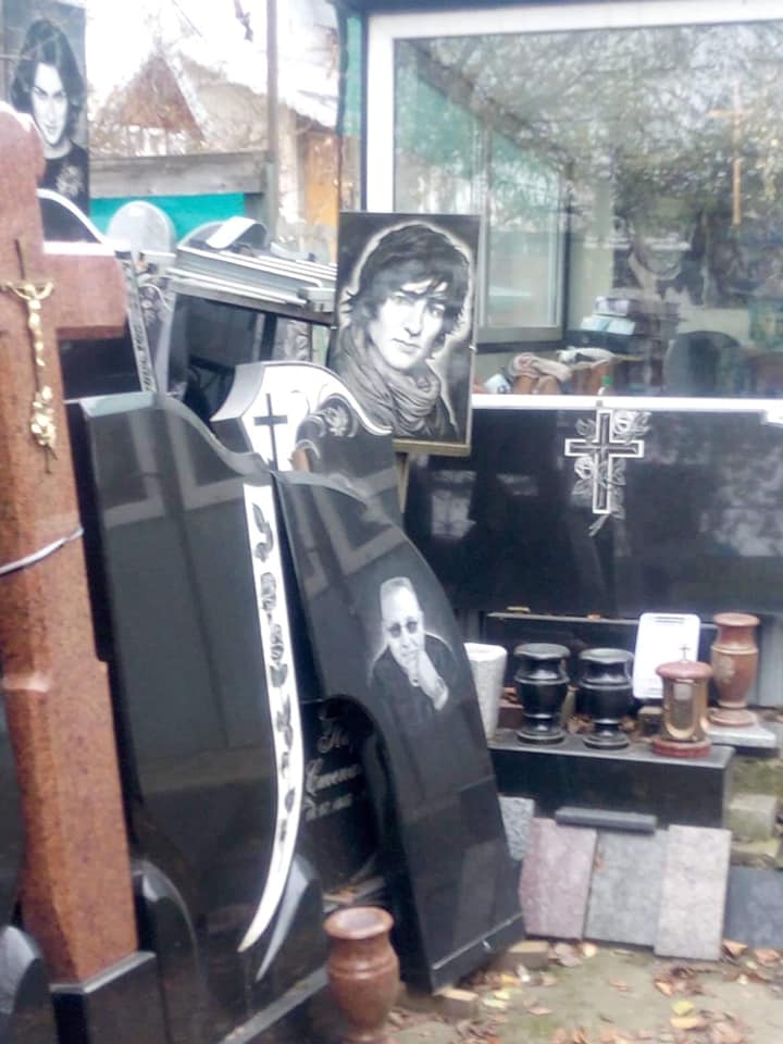 Под Черновцами "похоронили" Владимира Дантеса: фото надгробия
