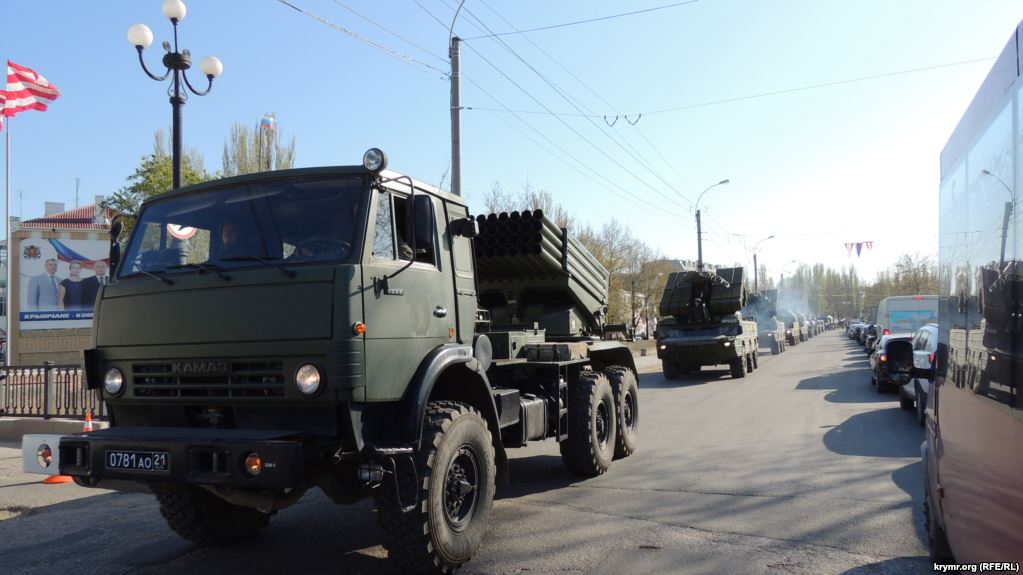 В Керчи из-за репетиции парада перекрыли дороги