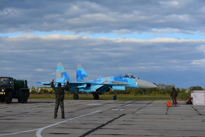 Минобороны показали зрелищные учения украинских авиаторов