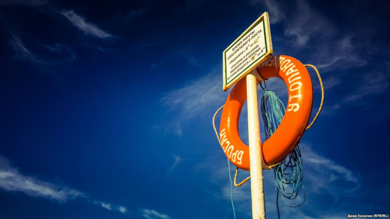 Пустельні пляжі, огорожі і Путін: як в окупованому Криму проходить курортний сезон (фото)