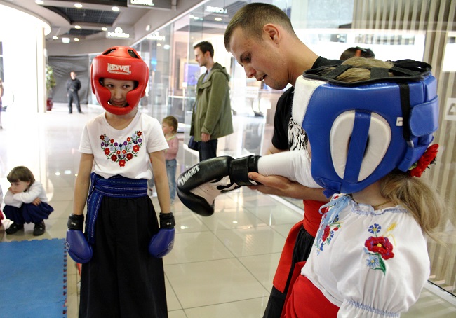 Таких девочек насмешками и кулаками не обидеть