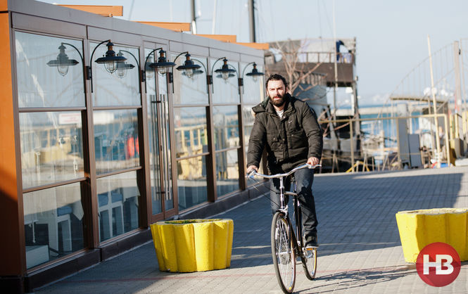 Зірка "Хоббіта" катався на велосипеді по Одесі