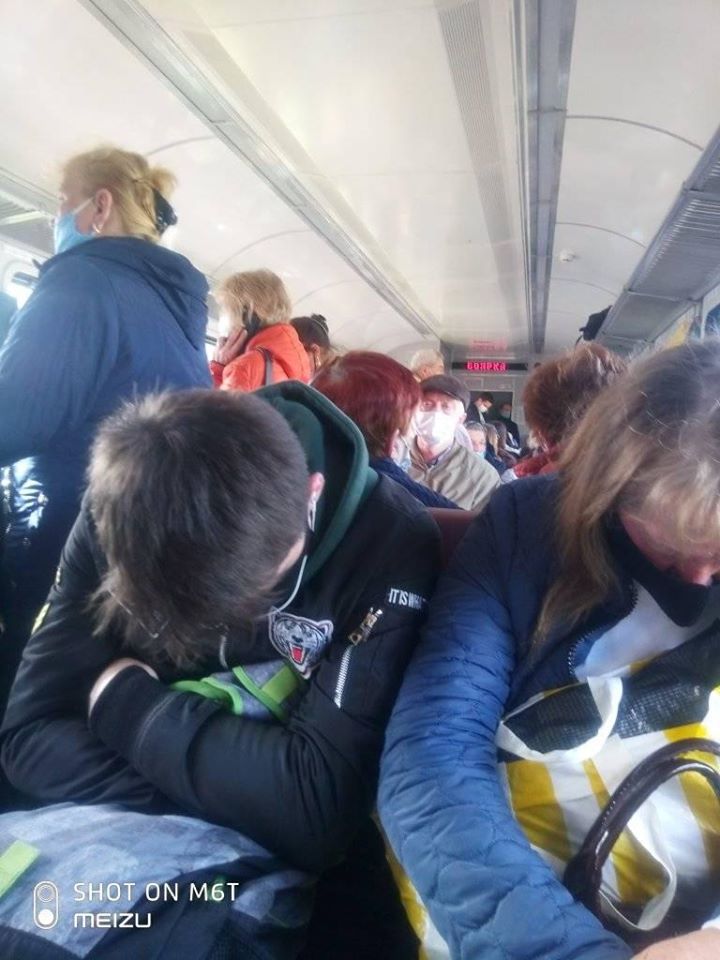 Провоцируют вспышку: Укрзализныця вляпалась в скандал из-за переполненных электричек (фото)