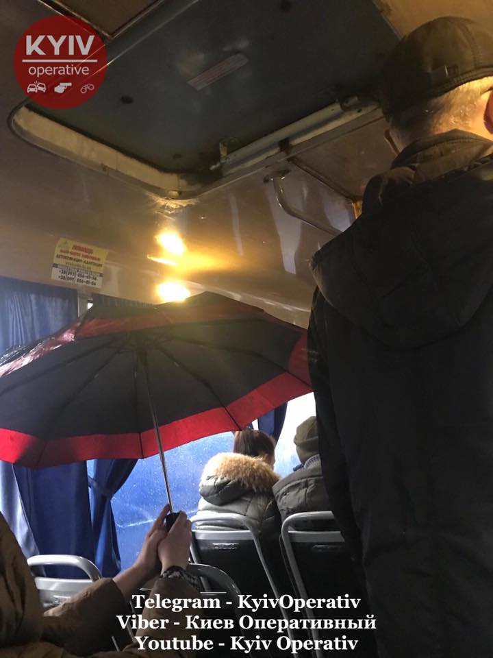 Вынуждены терпеть: в киевской маршрутке пассажирам приходится открывать зонты (фото)