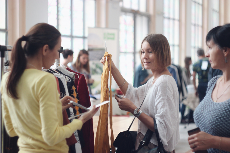 Осознанная мода: в Киеве учились шить ковры и сдавали одежду на благотворительность