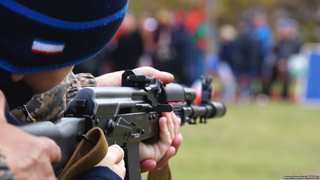 В аннексированном Крыму детям дали в руки автоматы: опубликованы фото