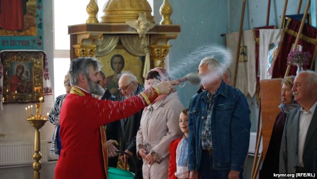 В окупованому Криму віряни святили паски у вишиванках (відео)