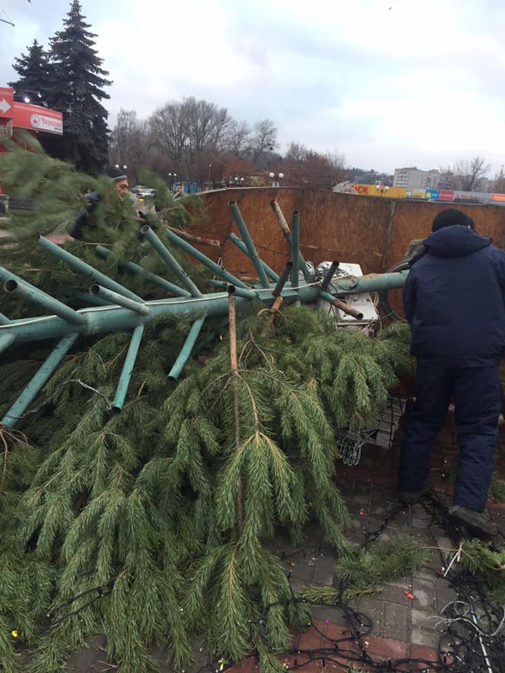 У Каневі впала головна новорічна ялинка: звинувачують негоду (фото)