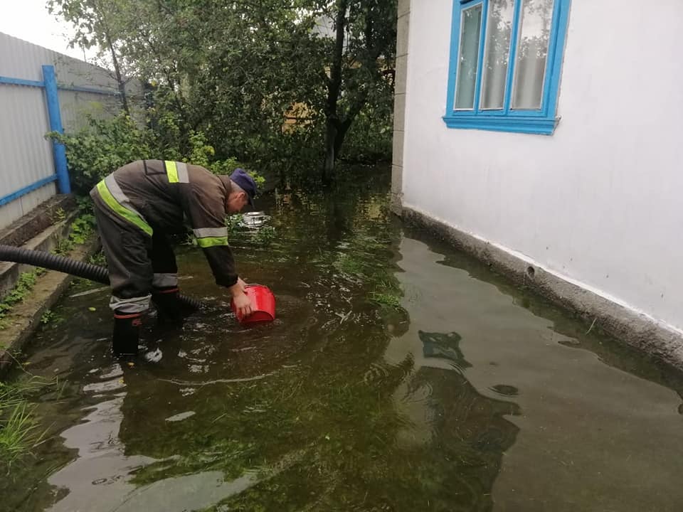 Повалені дерева і затоплені вулиці: під Рівним розбушувалася негода