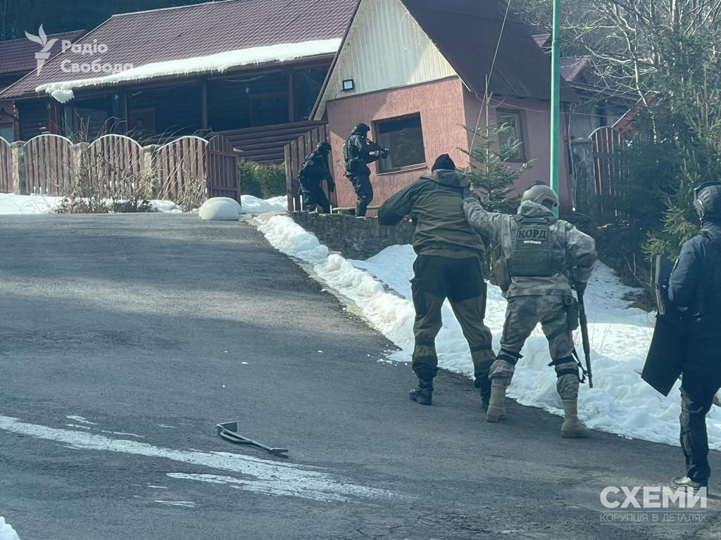 На Закарпатье провели обыск роскошного дома Медведчука: появились первые фото