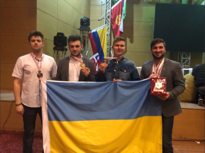 Украинский школьник сделал прорыв в науке и победил на международной олимпиаде по экологии с проектом "экобумага"