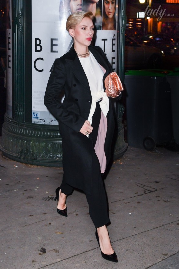 Похудевшая Скарлетт Йоханссон прогулялась по Парижу в роскошном костюме