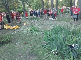 Бутылки, мусор повсюду: футбольные фанаты устроили свалку в центре Киева (фото)