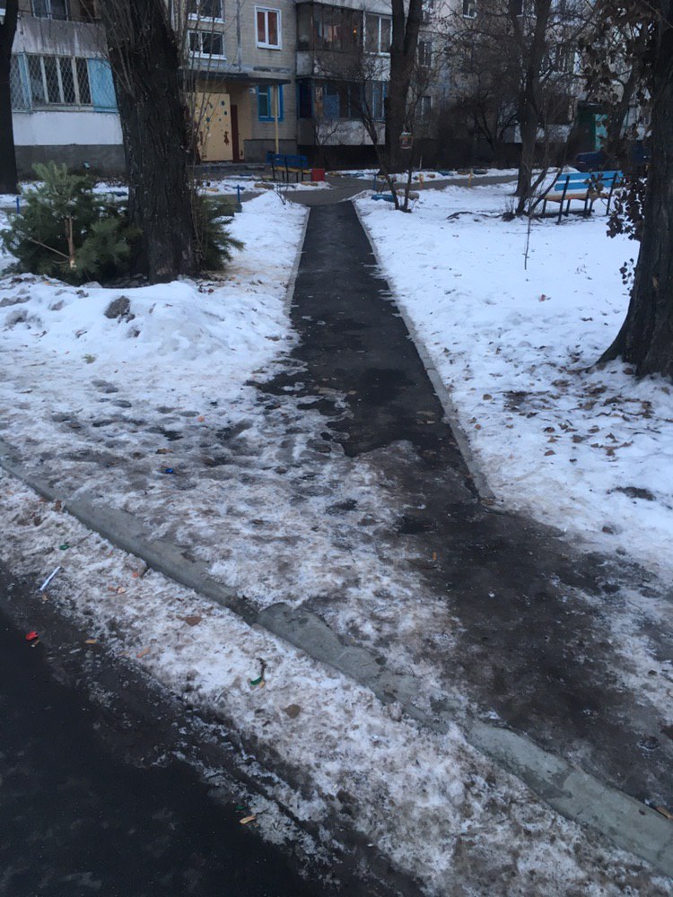 Чому в Києві не чистять тротуари: відповідь ЖЕКу здивувала