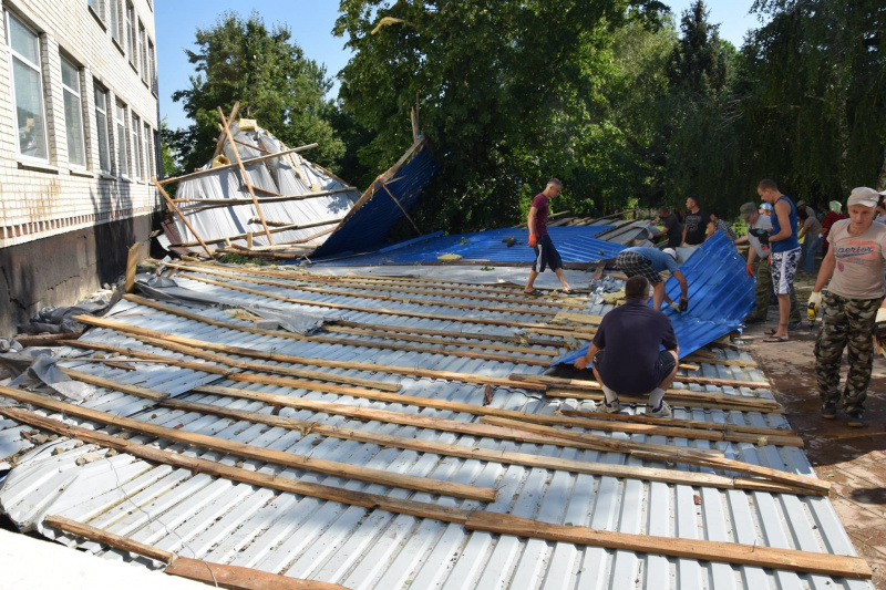 Тільки відремонтували: у Луганській області негода розвалила гімназію