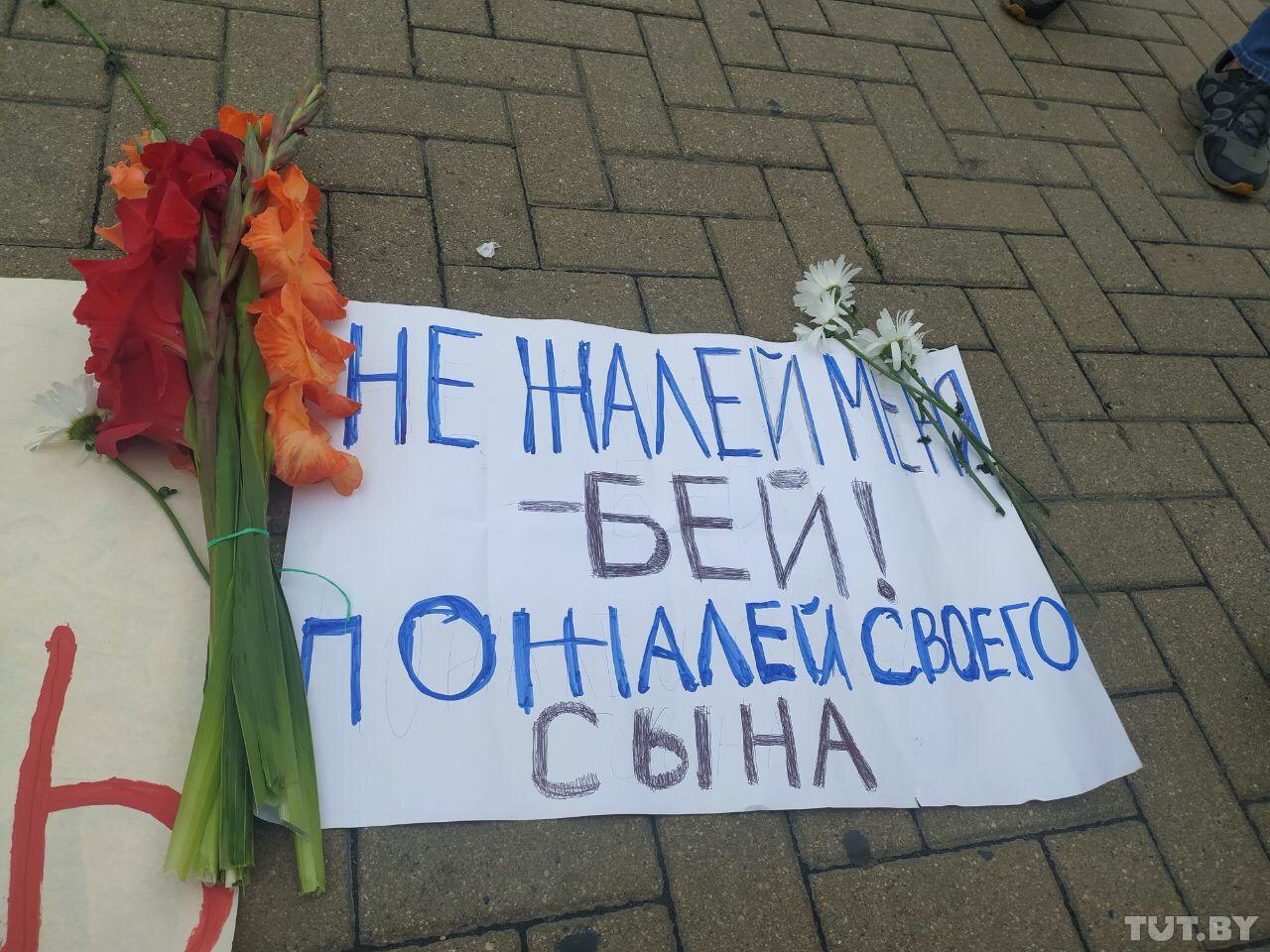 Помолитесь за Беларусь: появились говорящие фото самой жесткой ночи протестов