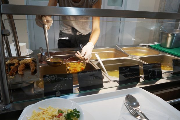 Деликатесы по 6 гривен: опубликованы фото с ценами в буфете мэрии Киева