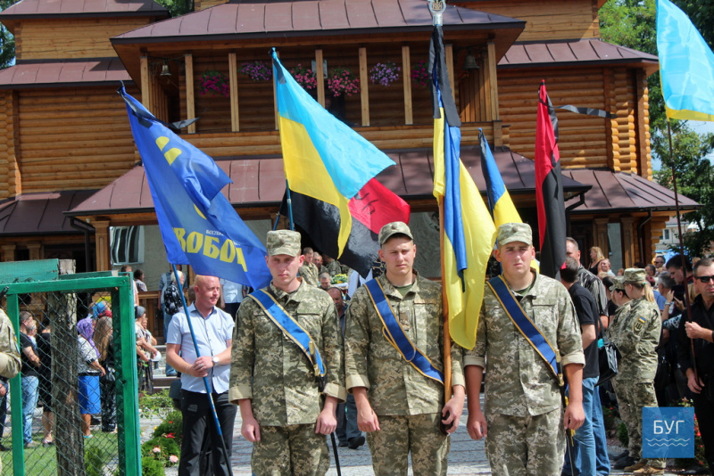 Без отца осталось двое детей: на Волыни провели в последний путь погибшего на Донбассе бойца (фото)