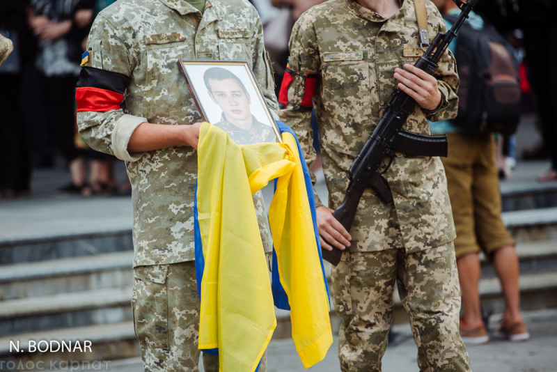 На Закарпатье прощаются с погибшими на Ровенском полигоне бойцами (фото, видео)