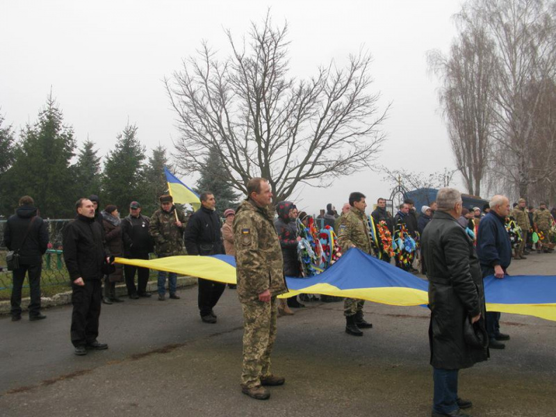 "Не думав про себе, посади та гроші": в Полтавській області провели в останню путь 27-річного бійця АТО (фото)