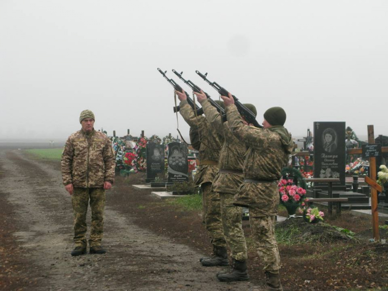 "Не думав про себе, посади та гроші": в Полтавській області провели в останню путь 27-річного бійця АТО (фото)