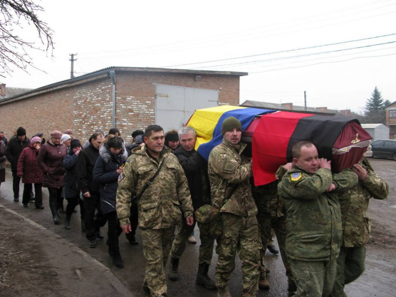"Не думав про себе, посади та гроші": в Полтавській області провели в останню путь 27-річного бійця АТО (фото)
