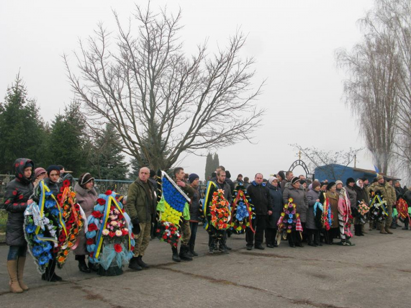 "Не думав про себе, посади та гроші": в Полтавській області провели в останню путь 27-річного бійця АТО (фото)