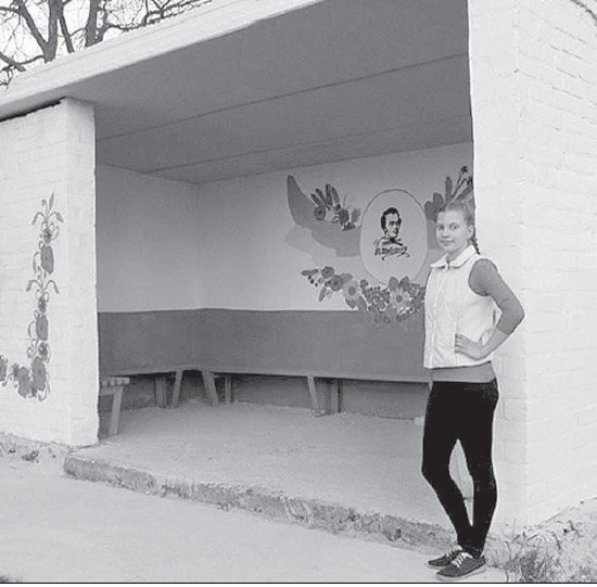 Школярка з Черкаської області відреставрувала та розписала дві зупинки (фото)