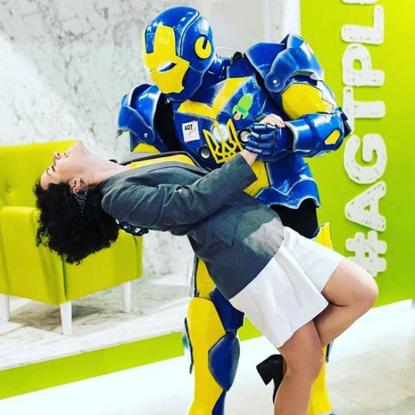 Сімейний бізнес: переселенці з Донбасу створюють яскраві костюми трансформерів