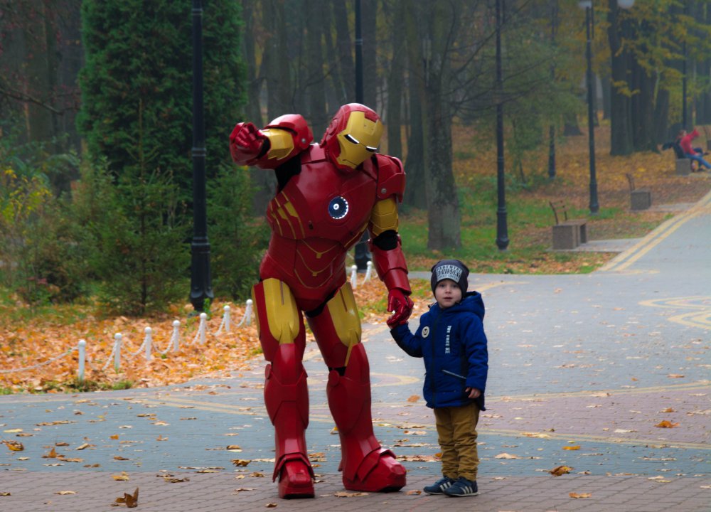 Сімейний бізнес: переселенці з Донбасу створюють яскраві костюми трансформерів
