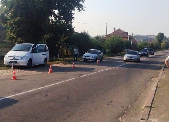 Под Киевом двое детей попали под колеса микроавтобуса