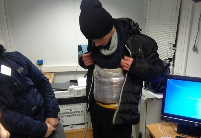 У Криму затримали чоловіка з приклеєною до тіла ковбасою і сиром: у мережі сміються