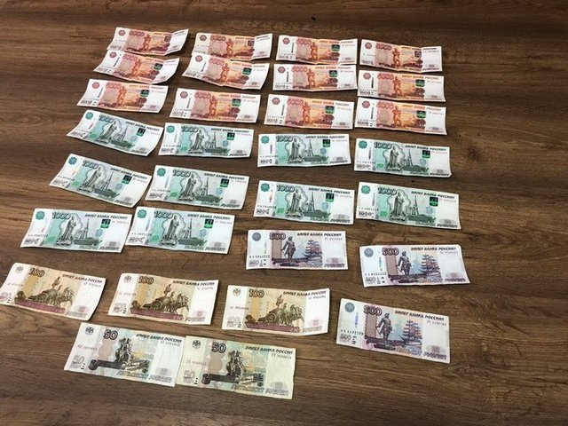 Подвійна "зрада": у Херсоні митник брав хабарі в рублях