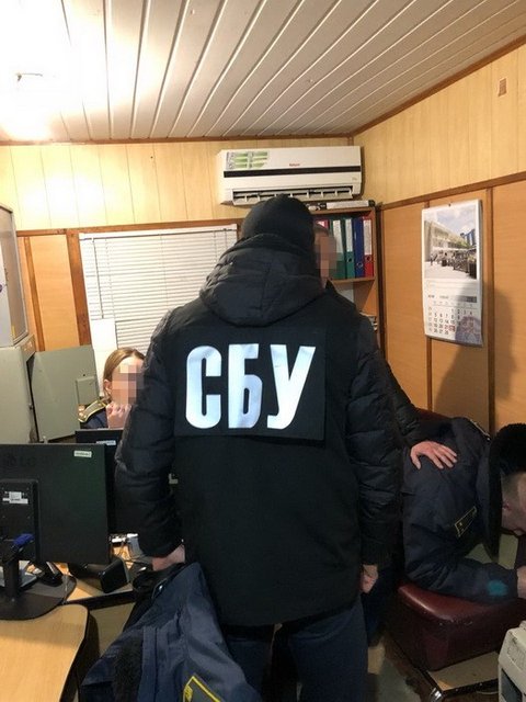 Подвійна "зрада": у Херсоні митник брав хабарі в рублях