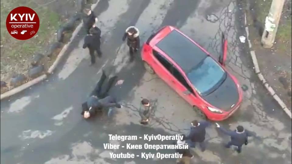 Драка в Киеве: скорая не могла проехать из-за припарковавшегося авто
