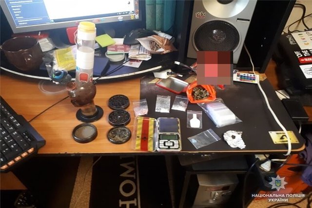 В Киеве поймали 16-летнюю девушку, продававшую наркотики