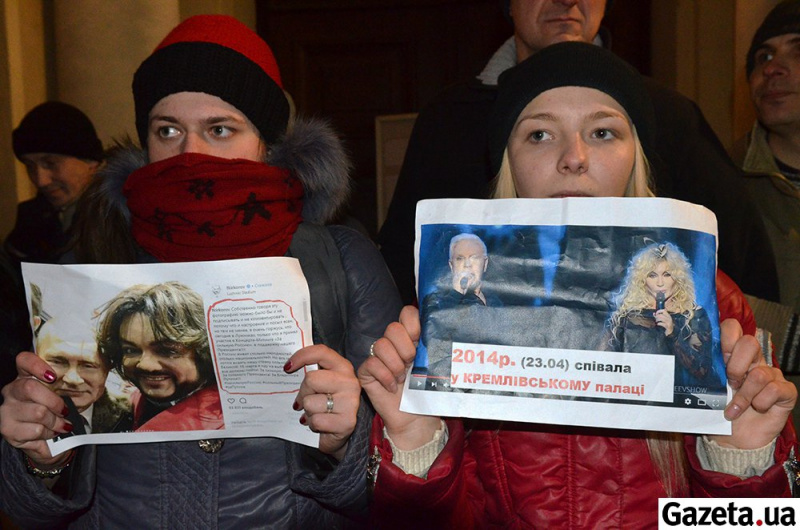 Змусили визнати агресора: Ірині Білик у Львові влаштували "кривавий" коридор ганьби (фото і відео)