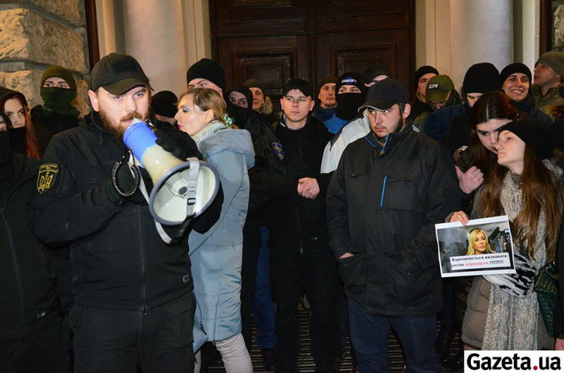 Змусили визнати агресора: Ірині Білик у Львові влаштували "кривавий" коридор ганьби (фото і відео)