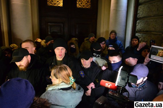 Змусили визнати агресора: Ірині Білик у Львові влаштували "кривавий" коридор ганьби (фото і відео)