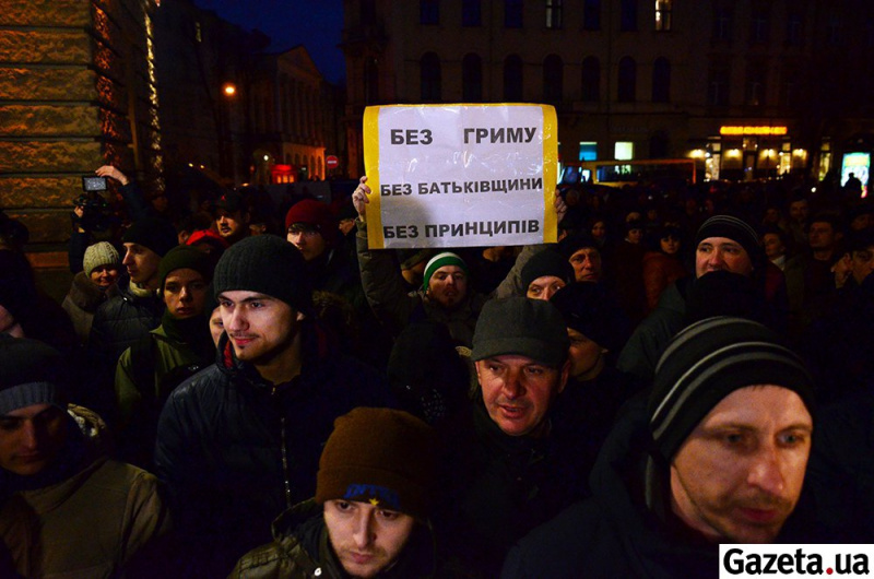 Змусили визнати агресора: Ірині Білик у Львові влаштували "кривавий" коридор ганьби (фото і відео)