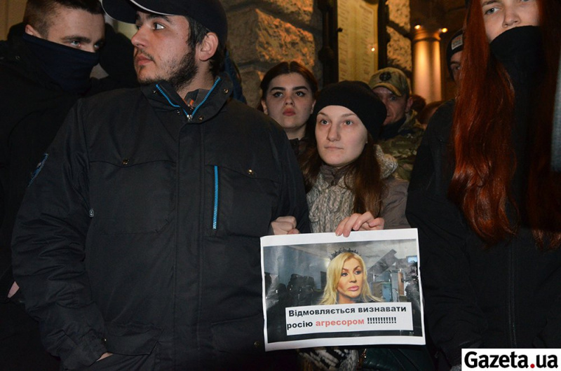 Змусили визнати агресора: Ірині Білик у Львові влаштували "кривавий" коридор ганьби (фото і відео)