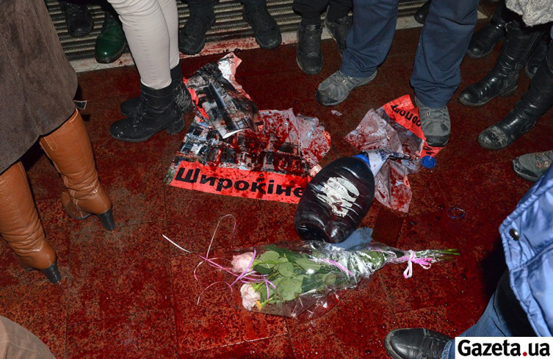 Змусили визнати агресора: Ірині Білик у Львові влаштували "кривавий" коридор ганьби (фото і відео)