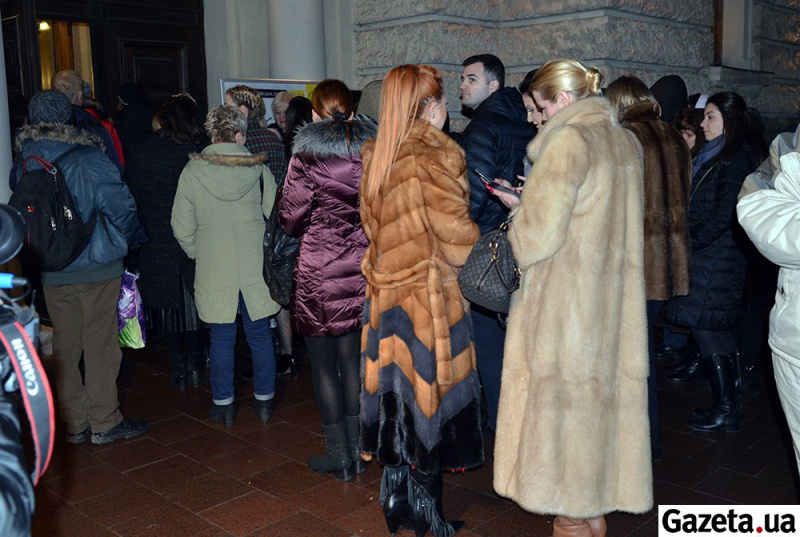 Змусили визнати агресора: Ірині Білик у Львові влаштували "кривавий" коридор ганьби (фото і відео)