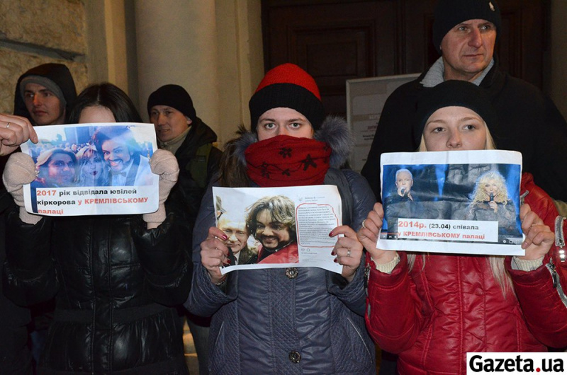 Змусили визнати агресора: Ірині Білик у Львові влаштували "кривавий" коридор ганьби (фото і відео)