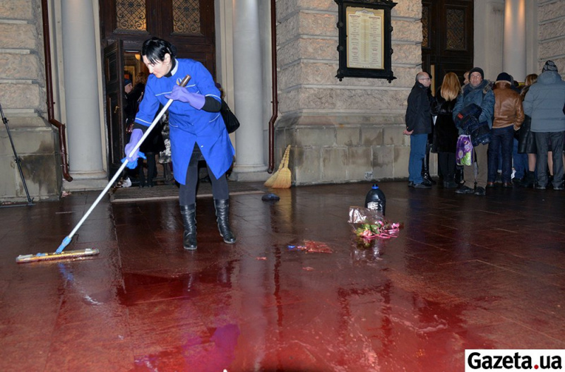 Змусили визнати агресора: Ірині Білик у Львові влаштували "кривавий" коридор ганьби (фото і відео)