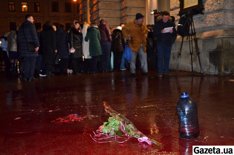 Змусили визнати агресора: Ірині Білик у Львові влаштували "кривавий" коридор ганьби (фото і відео)