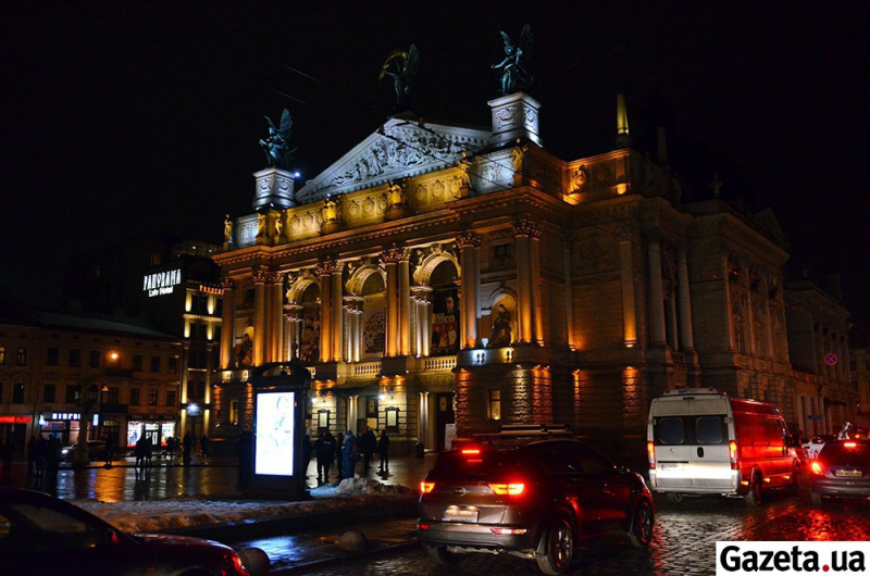 Змусили визнати агресора: Ірині Білик у Львові влаштували "кривавий" коридор ганьби (фото і відео)