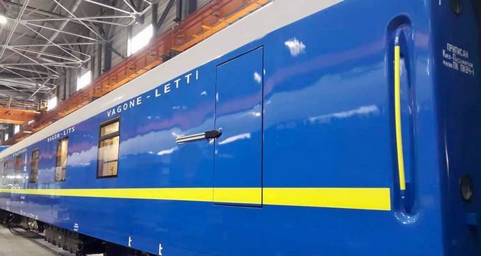 Душ и умывальники в купе: Укрзализныця удивила украинцев новыми вагонами