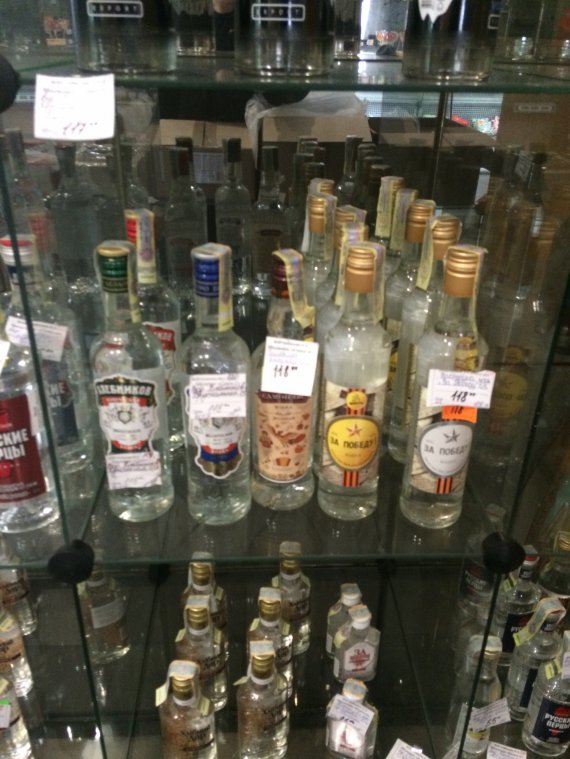 "Жахлива якість і "палений" алкоголь": в мережі показали, що продають в магазинах на окупованому Донбасі